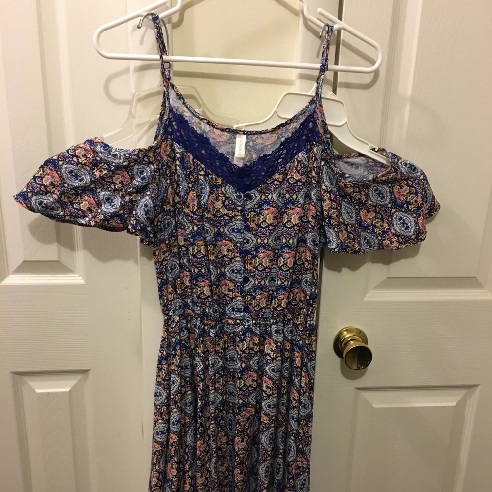 Shoulder hole dress